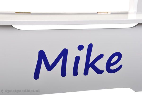 Personaliseer de kist met een sticker met eigen naam.