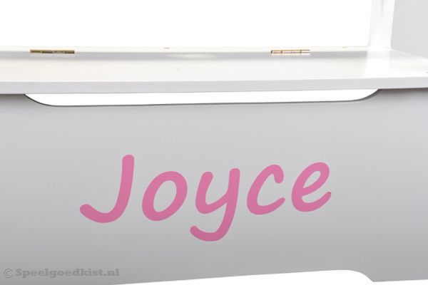 Personaliseer de kist met een sticker met eigen naam.