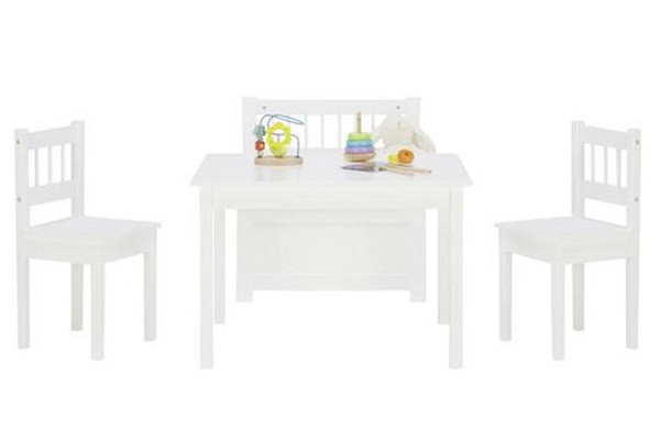 Een tafel, 2 stoelen en een bankje.