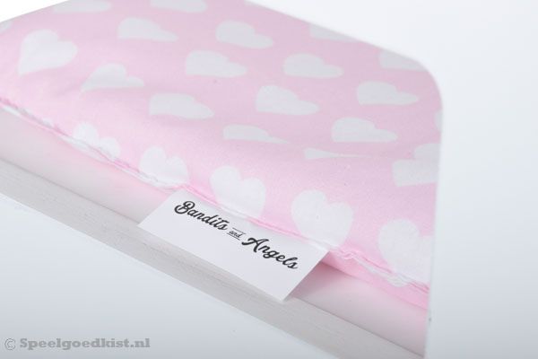 Licht roze met witte hartjes.