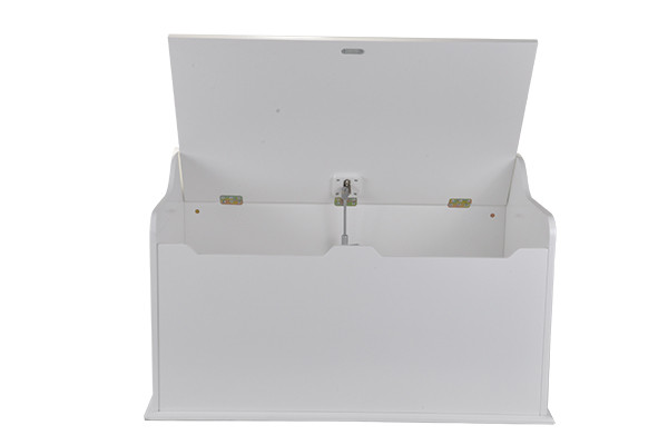 Met een langzaam sluitende veer.