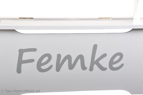 Personaliseer de kist met een sticker met eigen naam.