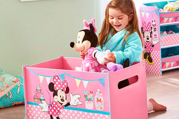 Inclusief open handgrepen aan de zijkant van de speelgoedkist.