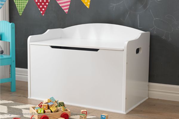 Voorzien van deksel en handgrepen.